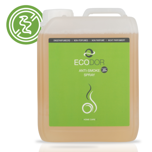 Witte 2,5 liter navul jerrycan EcoSmoke van Ecodor tegen rooklucht, met een witte dop en een groene sticker met gebruiksaanwijzing en productinformatie op de achterkant. Op de voorkant staan de merknaam Ecodor en EcoSmoke, samen met een afbeelding.